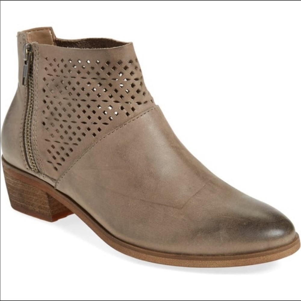 HINGE-Creamy Tan Leather Cutout Distressed Boho Block Heeled Ankle Booties-Sz 7